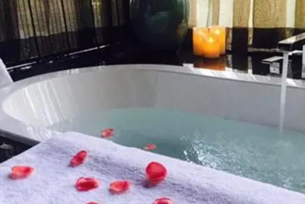 杭州临平水疗池中的失重冥想：当身体学会漂浮